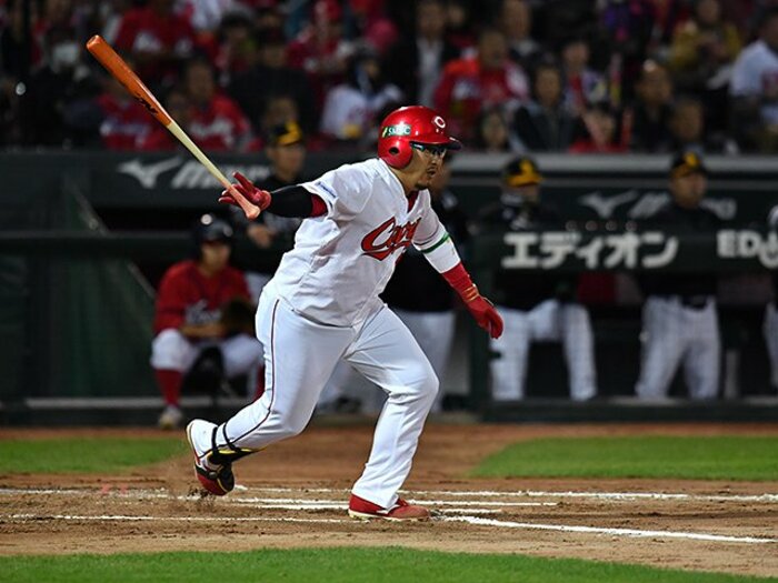 松山竜平、早々にカープ残留決断。新井さんの“いじられキャラ”継承？＜Number Web＞ photograph by Hideki Sugiyama