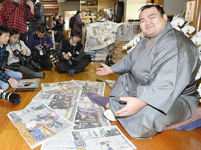 プチ鹿島、1月のスポーツ新聞時評。主役は琴奨菊……じゃなくてSMAP!?＜Number Web＞ photograph by Kyodo News