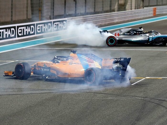 王者は王者を知る。最後のアロンソにハミルトンとベッテルが示した敬意。＜Number Web＞ photograph by AFLO