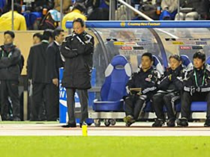 コンセプトに縛られ敗れた日本代表。岡田武史の負けじ魂は消えたのか?<Number Web> photograph by Toshiya Kondo