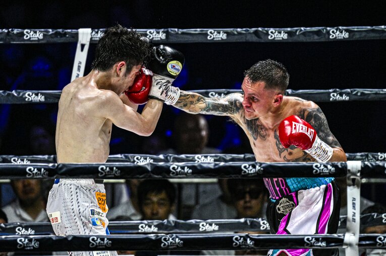 遠い距離から右ストレートを放つヘッキー・ブドラー　©Takuya Sugiyama