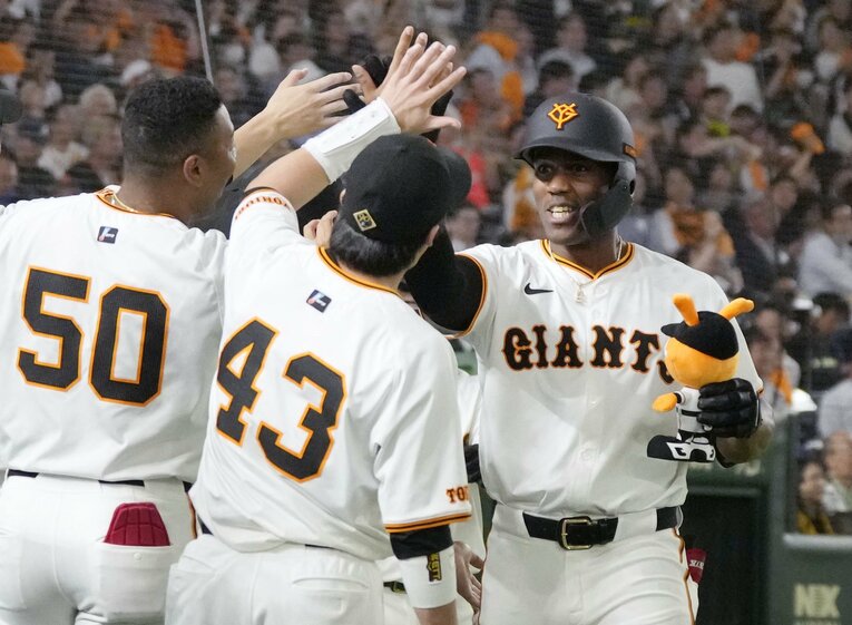 5月30日のソフトバンク戦で来日第1号を放った新外国人のヘルナンデス　©KYODO