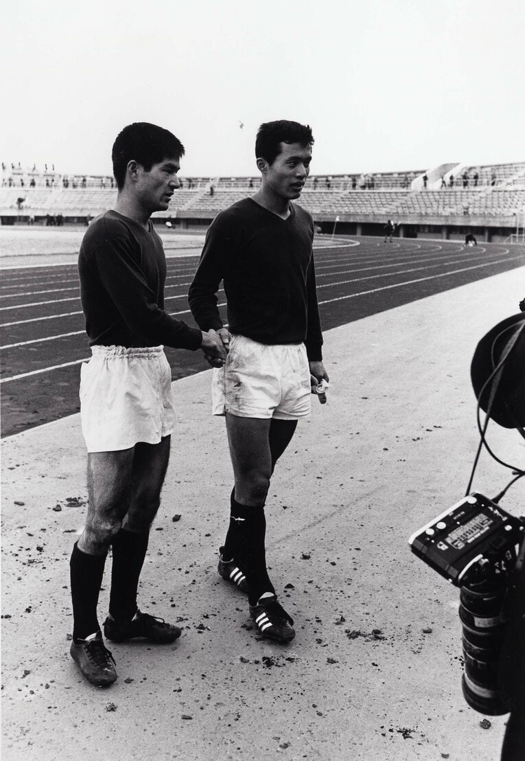 1967年の天皇杯で優勝を果たした早稲田大学の主将・森孝慈（左）と釜本邦茂　©︎AFLO