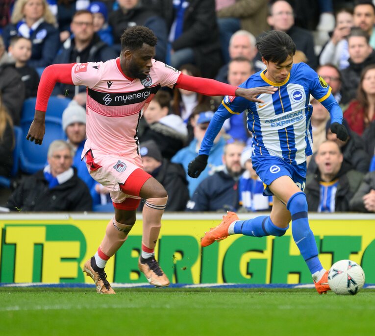 試合中にマッチアップ。何度も三笘に苦しめられた相手2番のエフェテだったが…（1／2枚）　©Getty Images