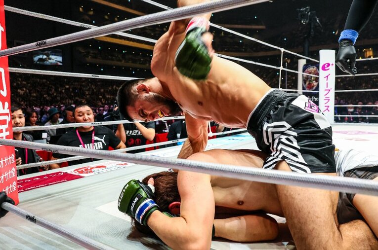 バックマウントをとり、朝倉未来に強烈なパウンドを打ち下ろすラジャブアリ・シェイドゥラエフ ／ photograph by RIZIN FF Susumu Nagao