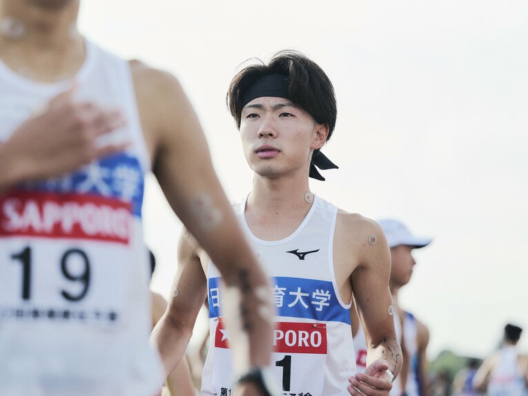 伝統の集団走を引っ張った4年生の山崎　©Yuki Suenaga