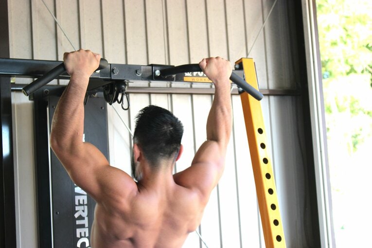 懸垂を行う手塚裕之。発達した僧帽筋や三角筋、上腕二頭筋に注目　©Number Web