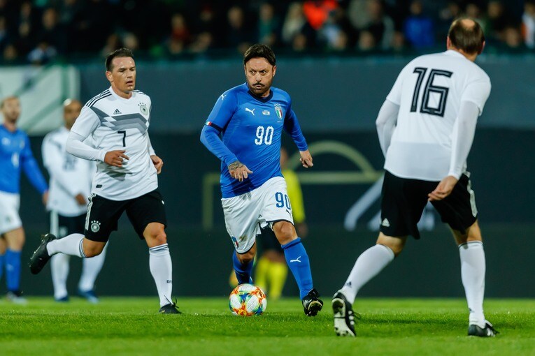 引退後のスキラッチ。イタリア代表vsドイツ代表OB戦にて （全6枚中の2枚目／2019年）　©Getty Images