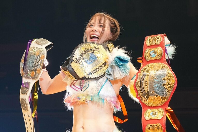 3WAY勝ち抜き戦に勝利し3本のベルトを手にした“アイコン”岩谷麻優。10月24日、両国国技館　©Essei Hara