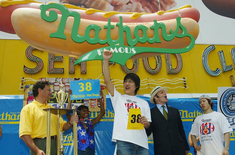 2004年、ニューヨークで開催されたホットドッグ早食い選手権で準優勝となった白田。隣にはライバルの小林尊の姿も　©AFLO