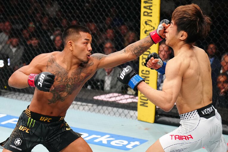 鋭いジャブで平良達郎をのけぞらせるヴァン　©Zuffa LLC/UFC