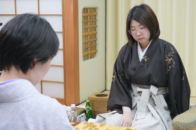 将棋の白玲戦第1局に勝利した西山朋佳女流四冠 ／ photograph by JIJI PRESS