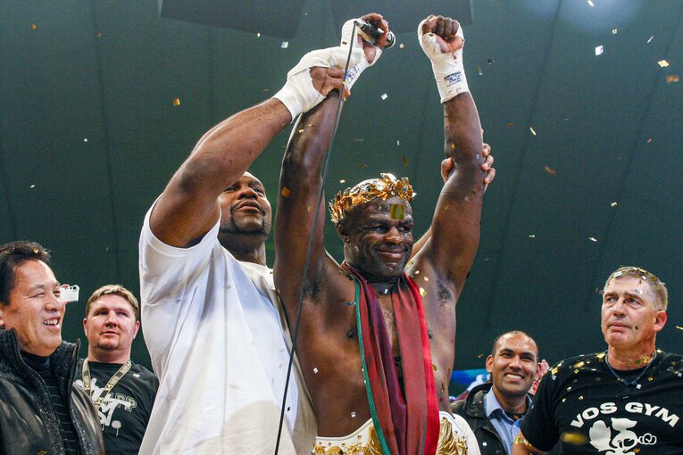 K-1 WORLD GP 2002にて4度目のチャンピオンに輝き、ボブ・サップに祝福されるホースト