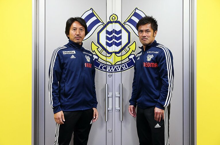 単身赴任で今治でプレーしている橋本（左）と駒野。2人とも岡田武史会長とは縁が深かった。 ／ photograph by Shigeki Yamamoto