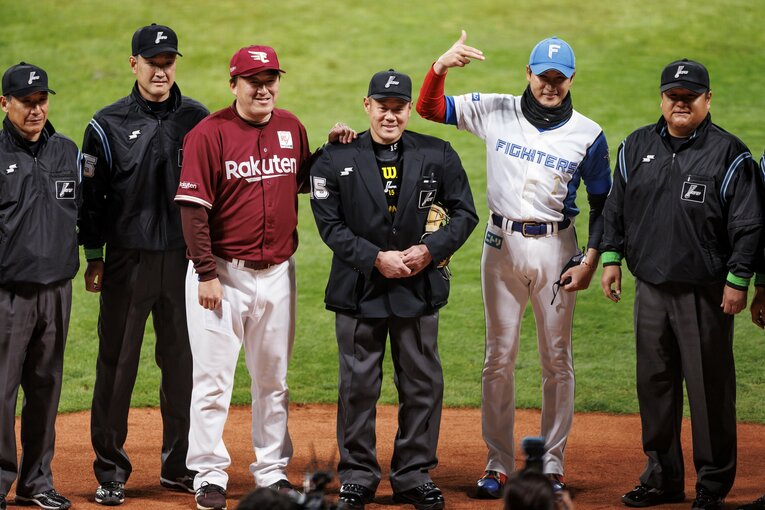 開幕戦で楽天の石井一久監督と日ハム新庄監督　©︎Kiichi Matsumoto