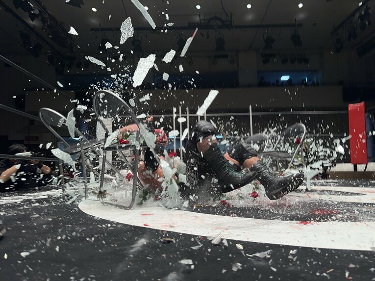 スワイプすると「エル・デスペラードvs葛西純」など激闘写真をご覧になれます　©Norihiro Hashimoto