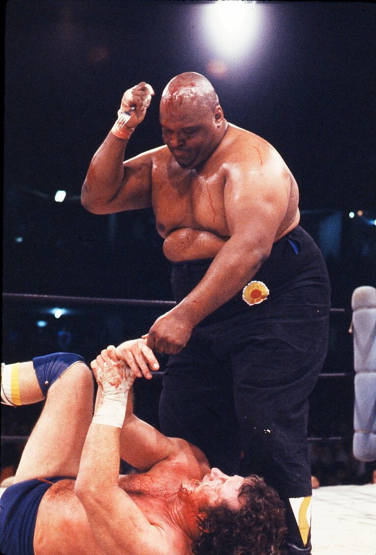 テリーをフォークでめった刺しにするブッチャー（1979年1月1日撮影）