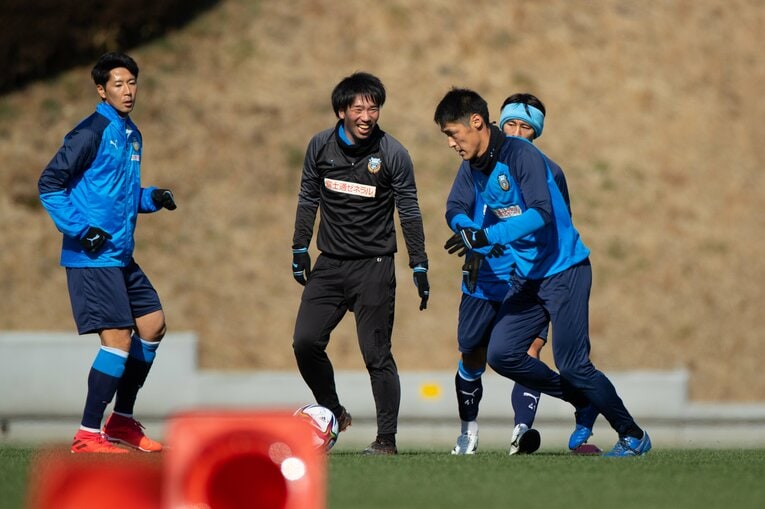 練習中も笑顔の吉田勇樹コーチ　©KAWASAKI FRONTALE