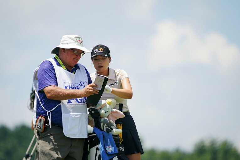 キャディを務めるディーン・ハーデン氏（左）とチョン・インジ　©︎Shizuka Minami