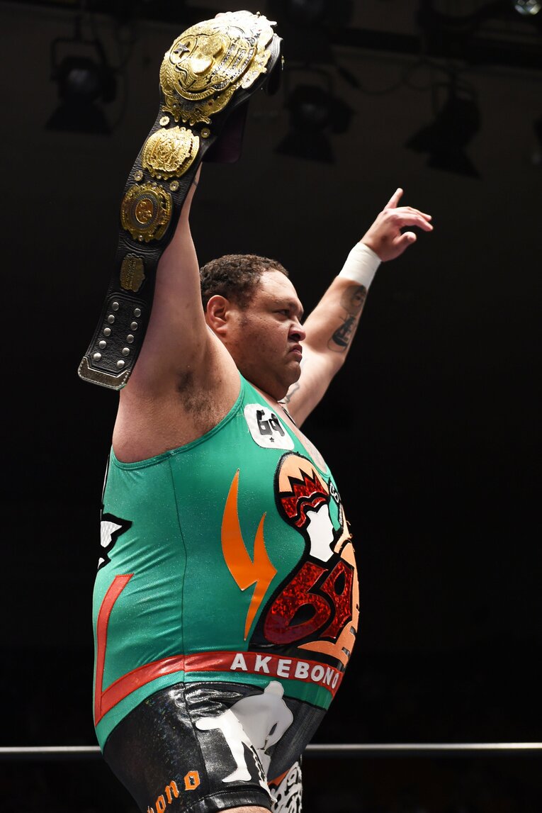 三冠王座のベルトを掲げる曙。2015年7月18日、後楽園ホール　©Essei Hara