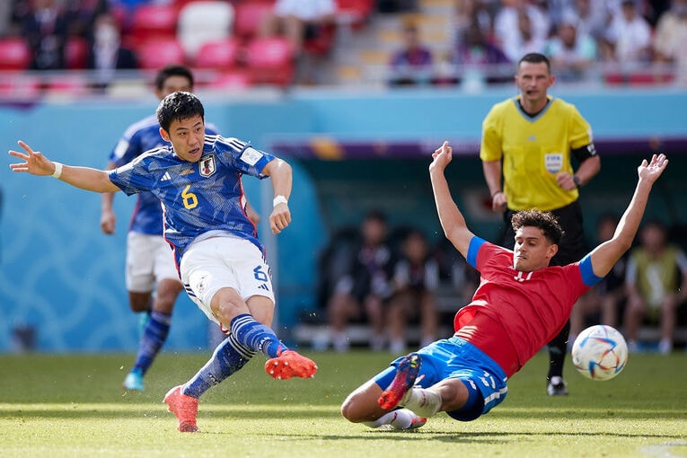 コスタリカ戦でミドルを放つ遠藤　©Getty Images