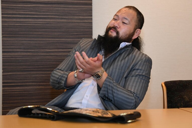 掌の上で踊る“愚民ども”の様子に「愉快、愉快」と手を叩くオーカーン