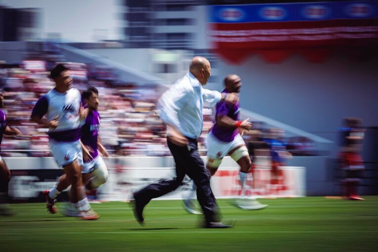 練習を見守るエディー・ジョーンズHC　©︎Kiichi Matsumoto