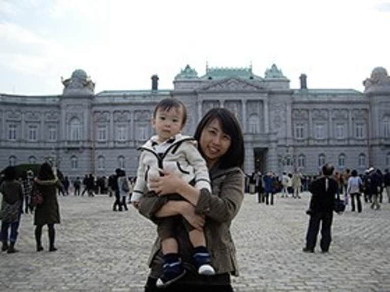 カミさんと息子とディズニーランド……じゃなくて、鹿鳴館の流れを汲んだ由緒正しい欧風建築である迎賓館。ここにずっと住みなさいと言われたら、確かにツライかも。