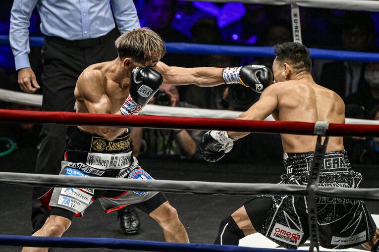 堤聖也vs.ノニト・ドネア。12月17日、両国国技館　©Takuya Sugiyama