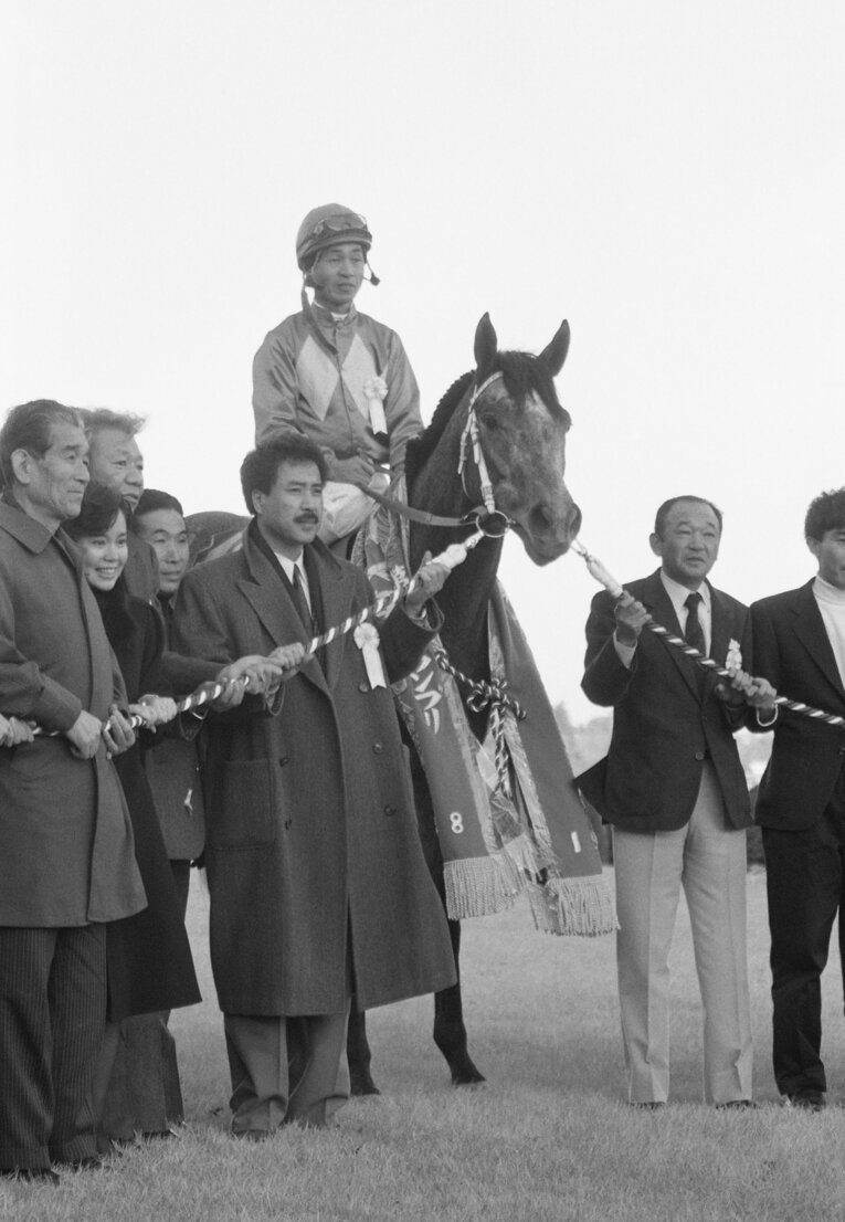1988年の有馬記念を制したオグリキャップ。鞍上は岡部幸雄　©JIJI PRESS