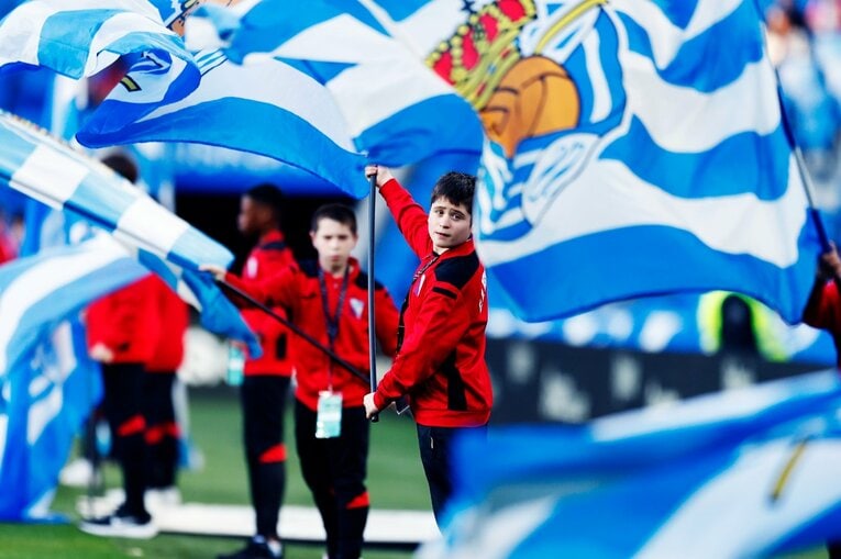 「TAKE 14」ユニ少年の期待に応えて…前髪イメチェン久保建英のW杯後ソシエダ初戦「ゴールへの気迫＋守備」を撮った〈写真多数〉(7)