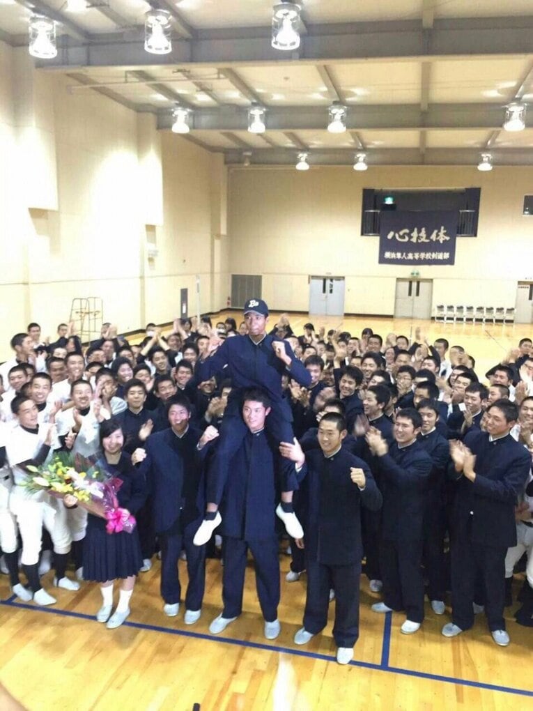 オリックスのドラフト指名を受けて、仲間に担がれる宗（高校3年）　©Yuki Kashimoto