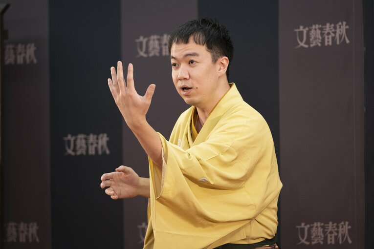 高座に座る立川吉笑（2022年撮影）　©︎BUNGEISHUNJU