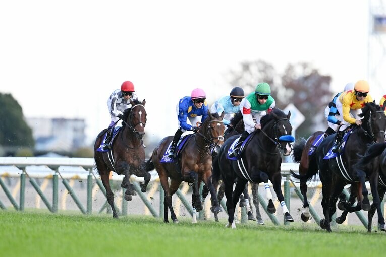 1周目のゴール前、後方のポジションにつけるドウデュース　©Keiji Ishikawa