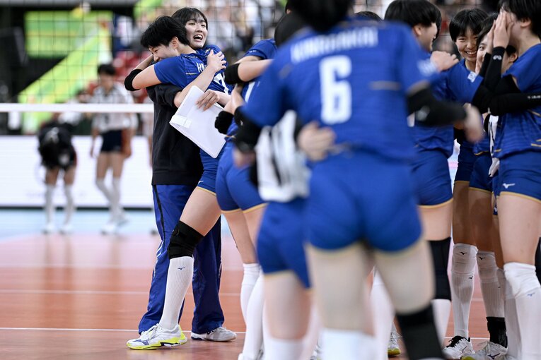 主将・馬場と抱き合う枩田マネージャー　©︎Hiroyuki Nakamura