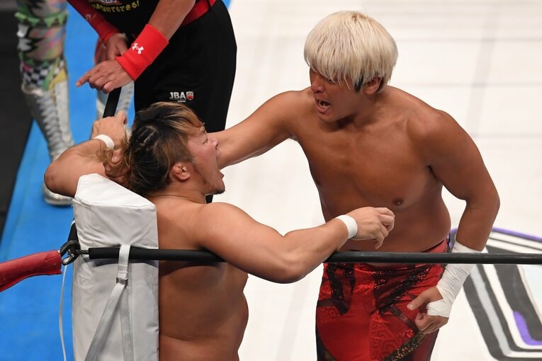 棚橋弘至（新日本）を攻める拳王（NOAH）