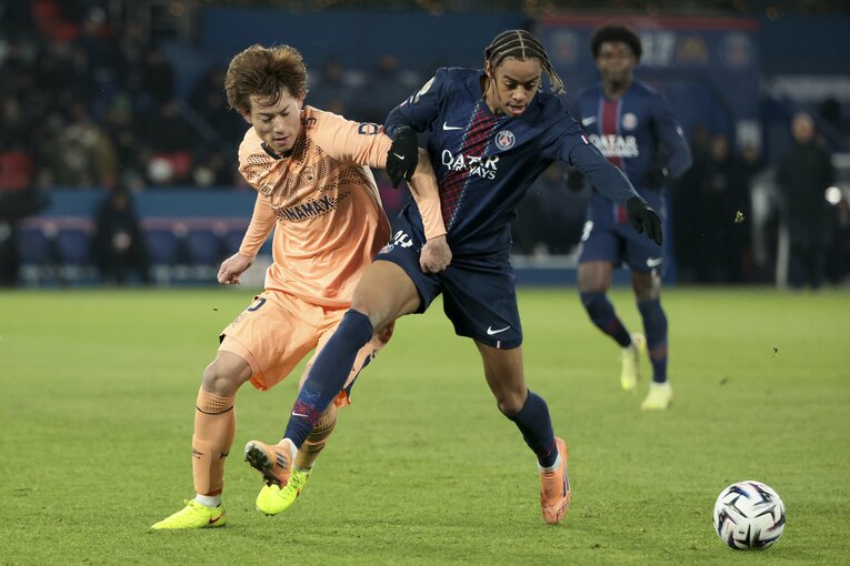 PSG戦でバルコラとマッチアップする瀬古　©Getty Images