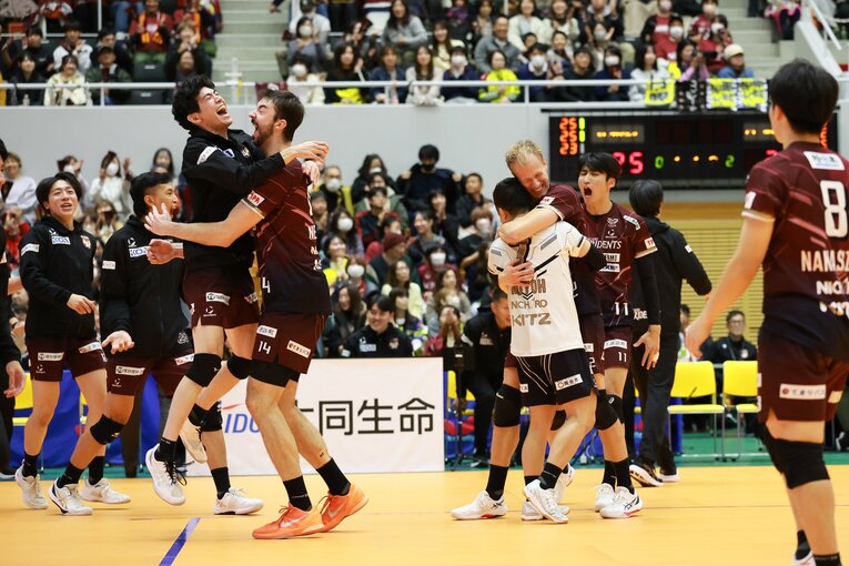 ホームで迎えた開幕カードで2連勝を飾り、歓喜するVC長野の選手たち　©︎SV.LEAGUE