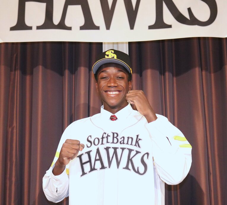 11月末、ソフトバンクと仮契約。笑顔を見せるドラフト1位、イヒネ・イツア　※本文とは直接関係ありません　©JIJI PRESS　