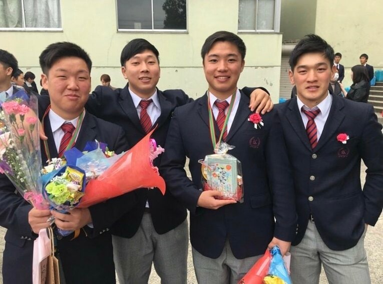大阪朝鮮高時代の徐和真さん（左から2番目）と李承信（右）　