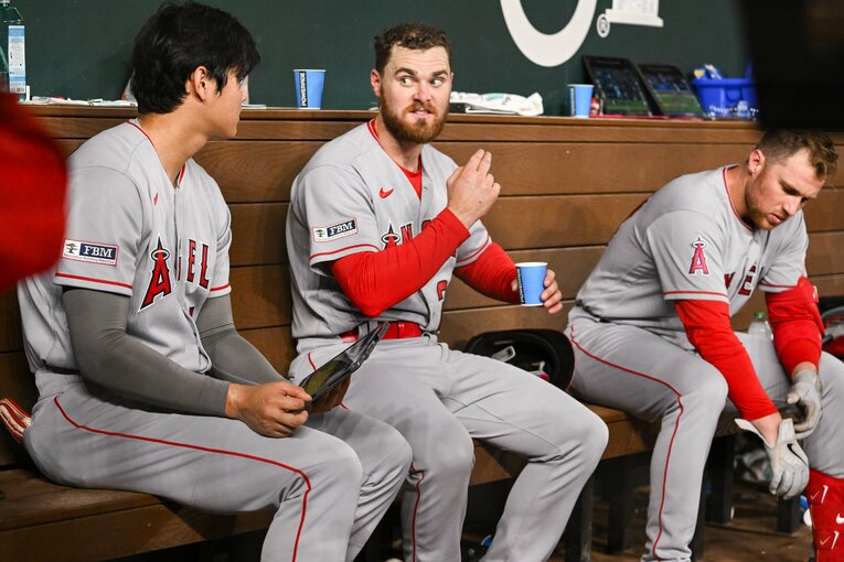 ベンチで熱弁中　©Nanae Suzuki