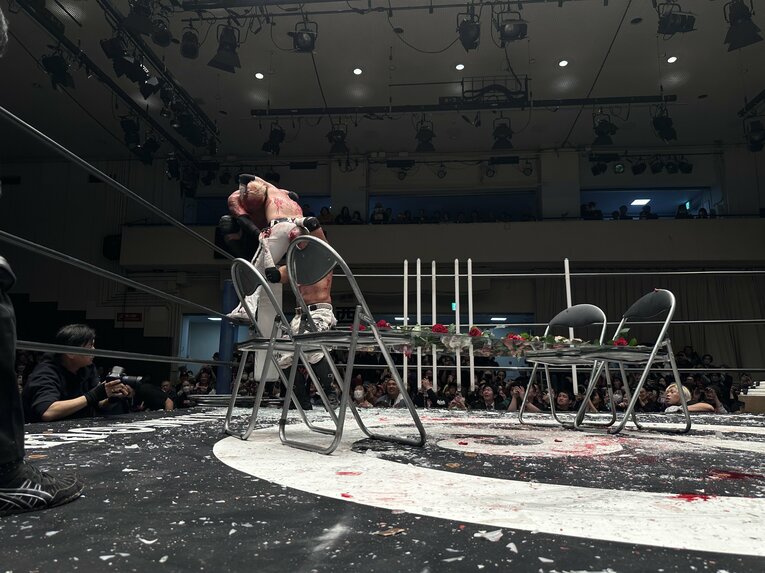 スワイプすると「エル・デスペラードvs葛西純」など激闘写真をご覧になれます　©Norihiro Hashimoto