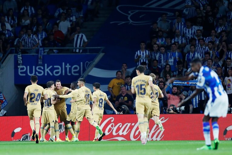 久保建英は「2ケタ得点」狙えるのでは…名手シルバと“精度の差”はあれど、カメラマンが感じたワケ〈バルサ戦好守で同点弾の起点〉(15)