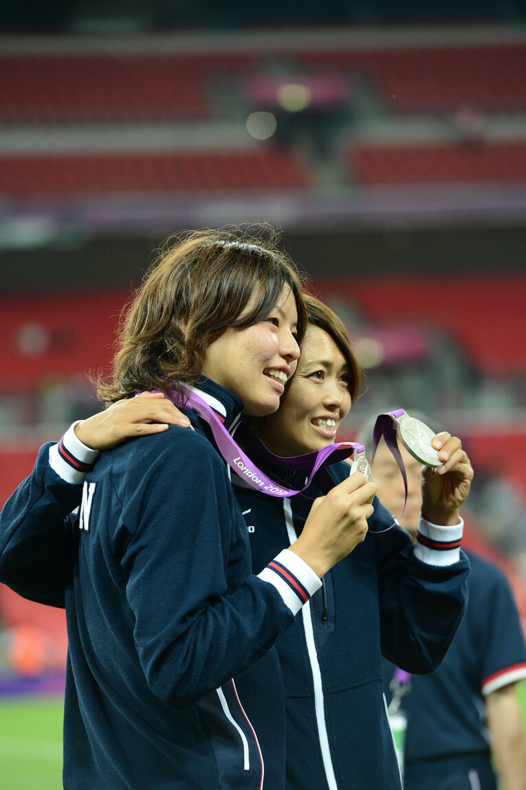 五輪メダルを手にポーズを決める安藤と熊谷　©︎JMPA