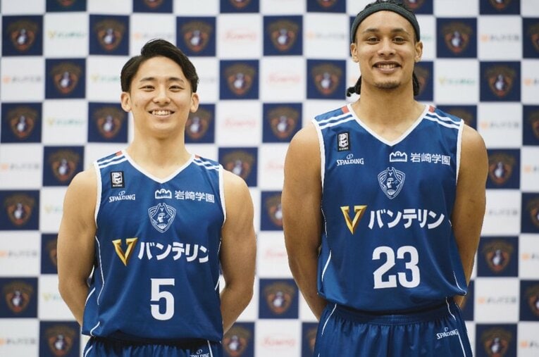 12月25日の琉球ゴールデンキングス戦のあと、ともに入団したキング開と一緒に入団会見を行った河村勇輝（左） ／ photograph by Yuki Suenaga