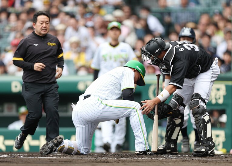 ルーキーイヤーの2023年、交流戦で佐々木朗希から死球を受け、膝をつく森下翔太　©JIJI PRESS