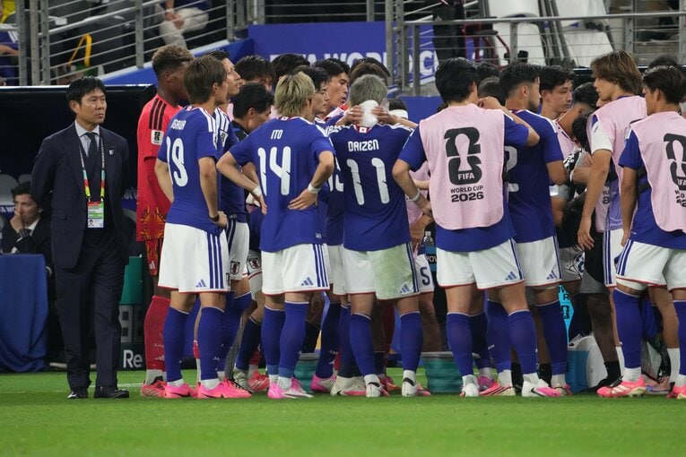 ハイドレーションブレイク中、あえて輪の周りで選手たちを観察する森保監督　©Masashi Hara