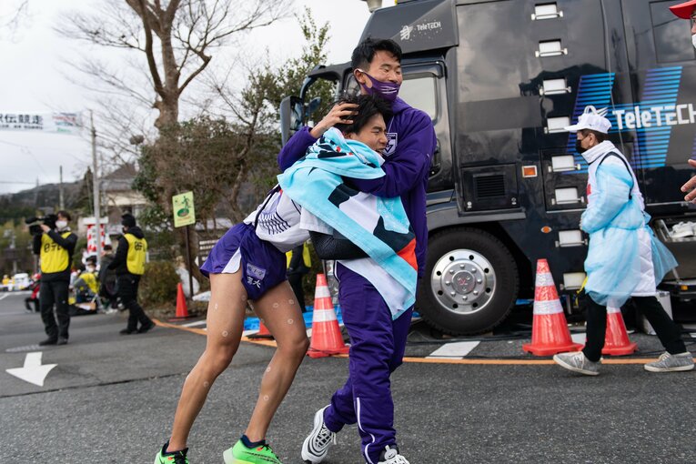 ゴール直後の山川（左）を出迎える円健介　©Nanae Suzuki
