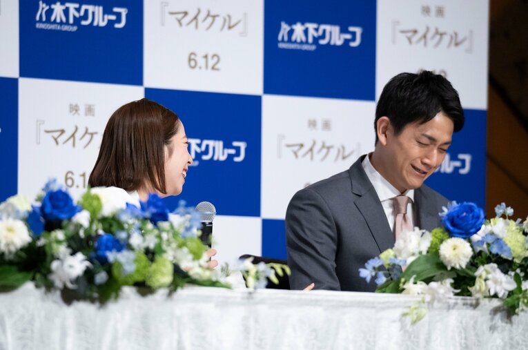 引退会見冒頭、号泣する木原龍一に笑顔で声をかける三浦璃来 ／ photograph by Asami Enomoto