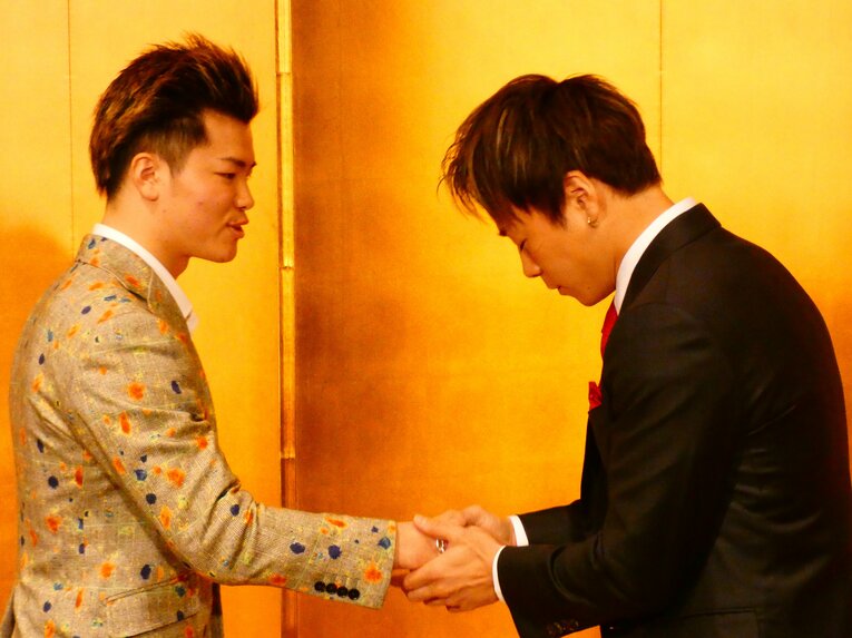 昨年12月24日の対戦発表会見。笑顔を見せた那須川に対して、武尊は終始引き締まった表情だった　©Koji Fuse